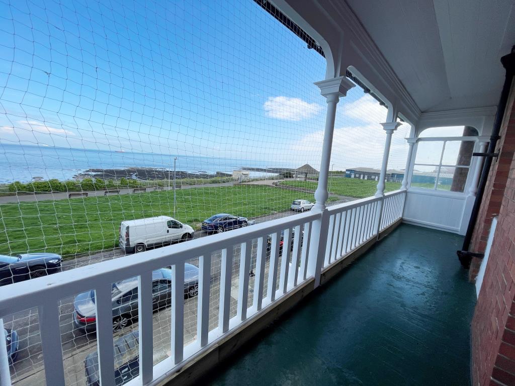 Lot: 74 - TWO-BEDROOM FLAT WITH BALCONY AND SEA VIEWS - Balcony with uninterrupted sea views